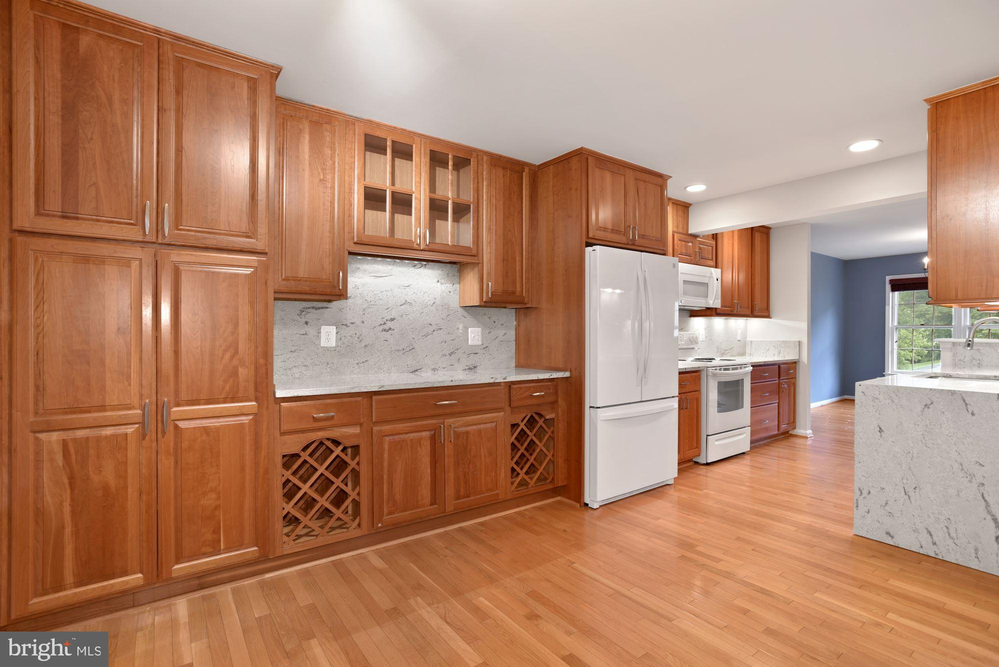 2263 Double Eagle Court Reston, VA 20191 - Photo 11 of 33 Beautifully updated kitchen.