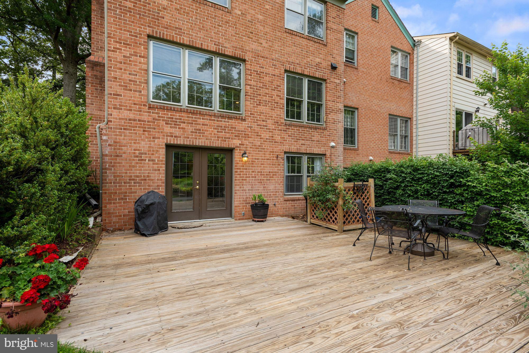2263 Double Eagle Court Reston, VA 20191 - Photo 3 of 33 Sunny back deck