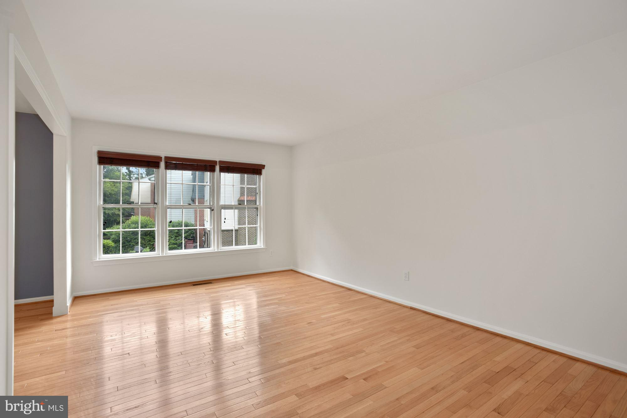 2263 Double Eagle Court Reston, VA 20191 - Photo 6 of 33 Sunny living room