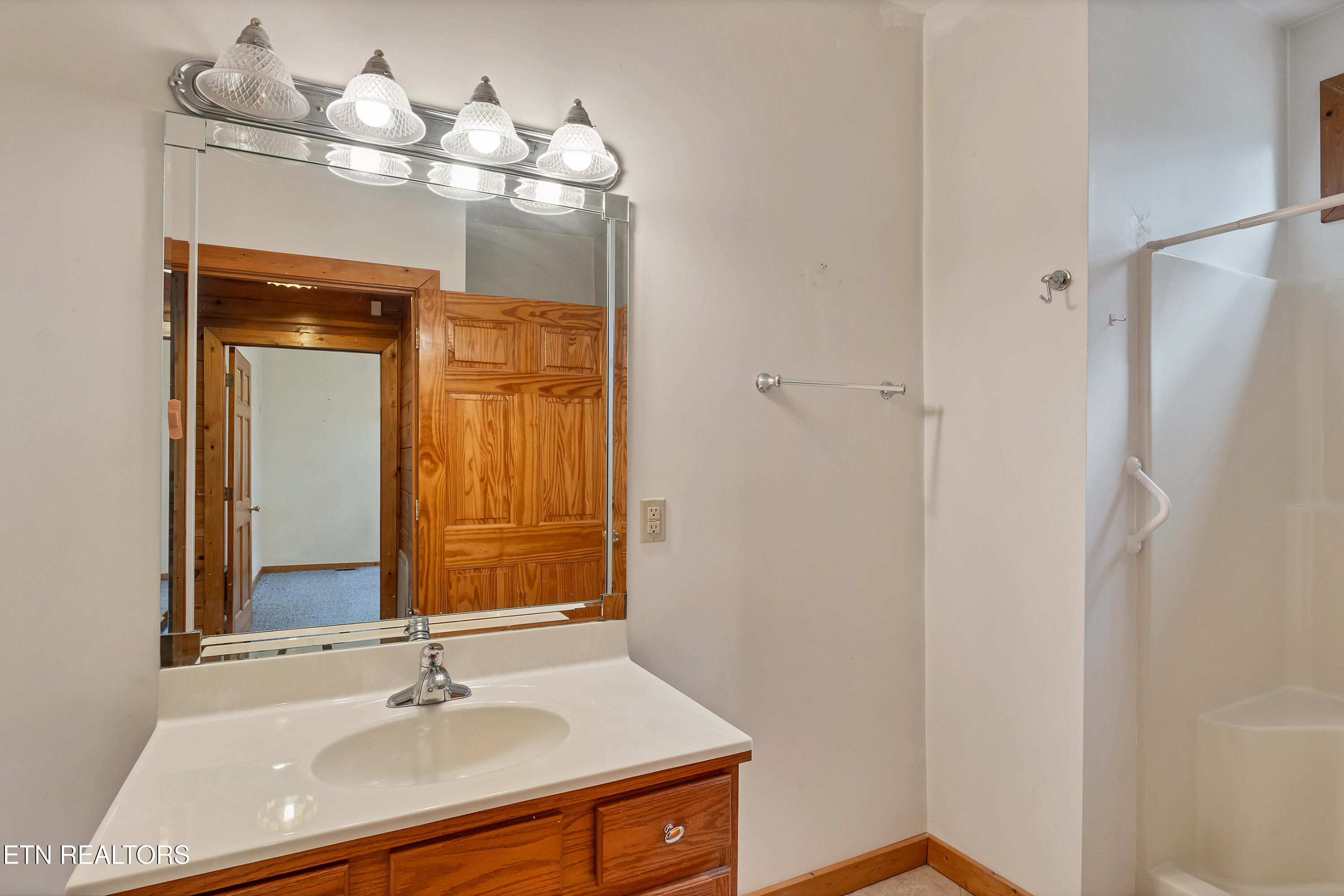 129 Cutter Gap Road Townsend, TN 37882 - Photo 21 of 33 Hall Bath