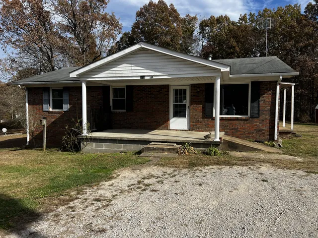 a view of yard with trees
