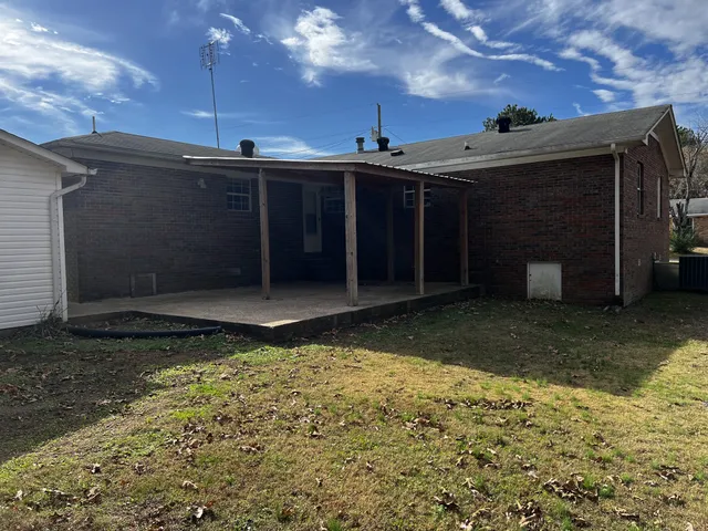 a view of a backyard