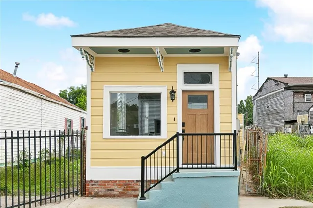$2,400 | 2009 Governor Nicholls Street, New Orleans, LA 70116
