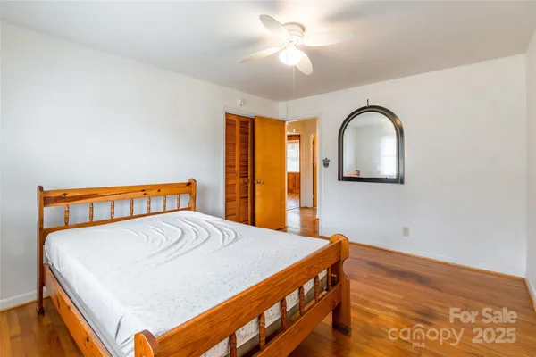a view of empty room with window