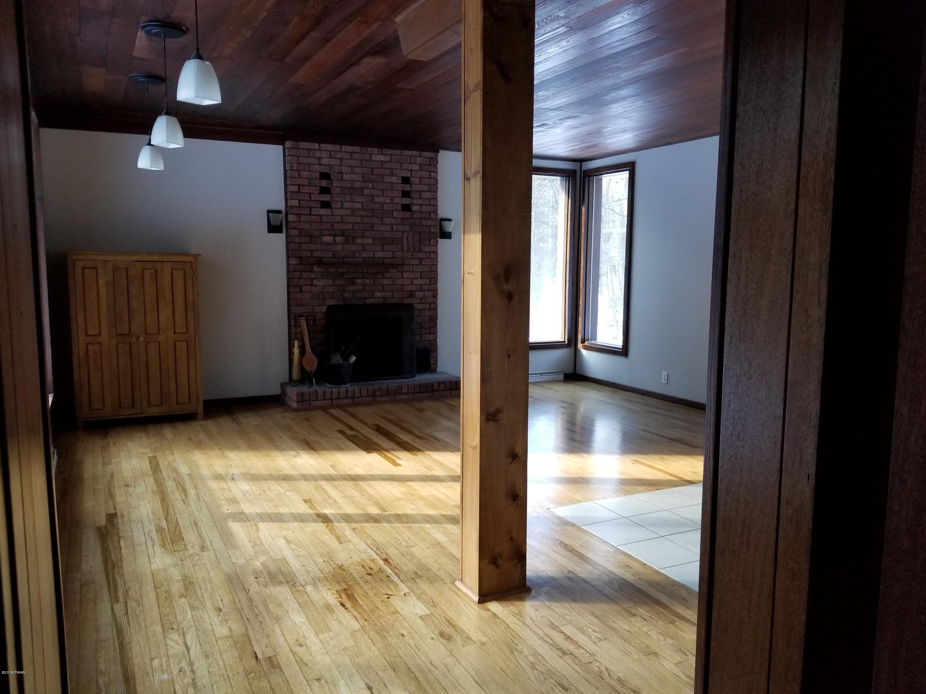 117 Moon Valley Road Milford, PA 18337 - Photo 8 of 34 8. Livingroom