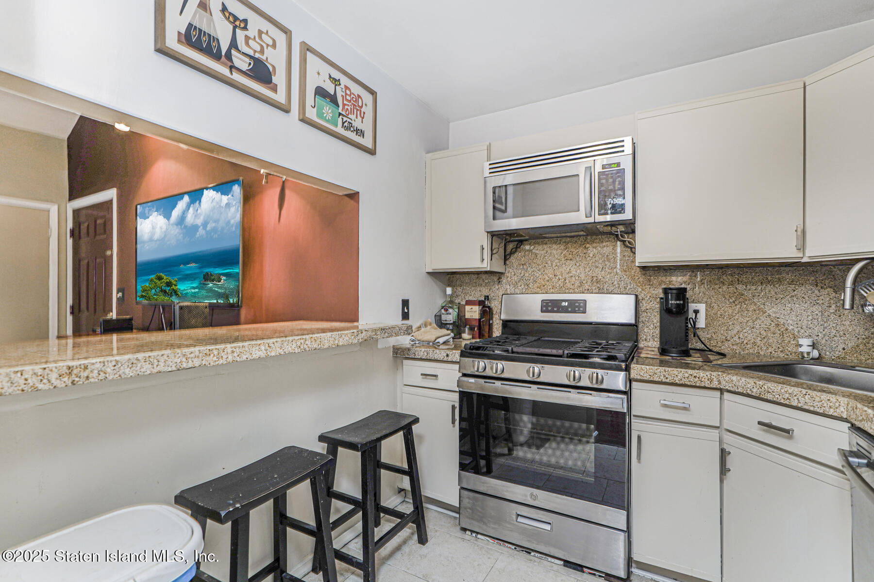 272 Timber Ridge Drive Staten Island, NY 10306 - Photo 9 of 26 a kitchen with a stove a sink and a microwave