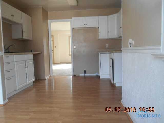 2933 Chipplegate Road Toledo, OH 43614 - Photo 7 of 12 Kitchen.