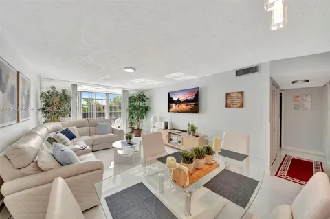 $157,000 | 2801 Somerset Drive, Unit 215, Lauderdale Lakes, FL 33311