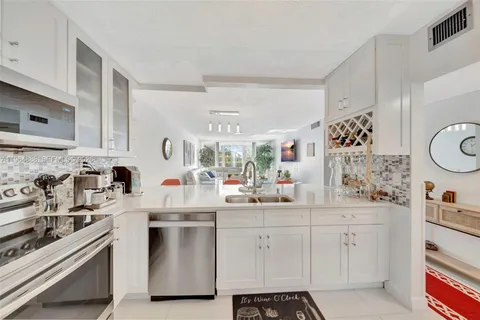 $157,000 | 2801 Somerset Drive, Unit 215, Lauderdale Lakes, FL 33311