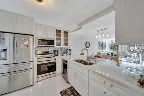 $157,000 | 2801 Somerset Drive, Unit 215, Lauderdale Lakes, FL 33311