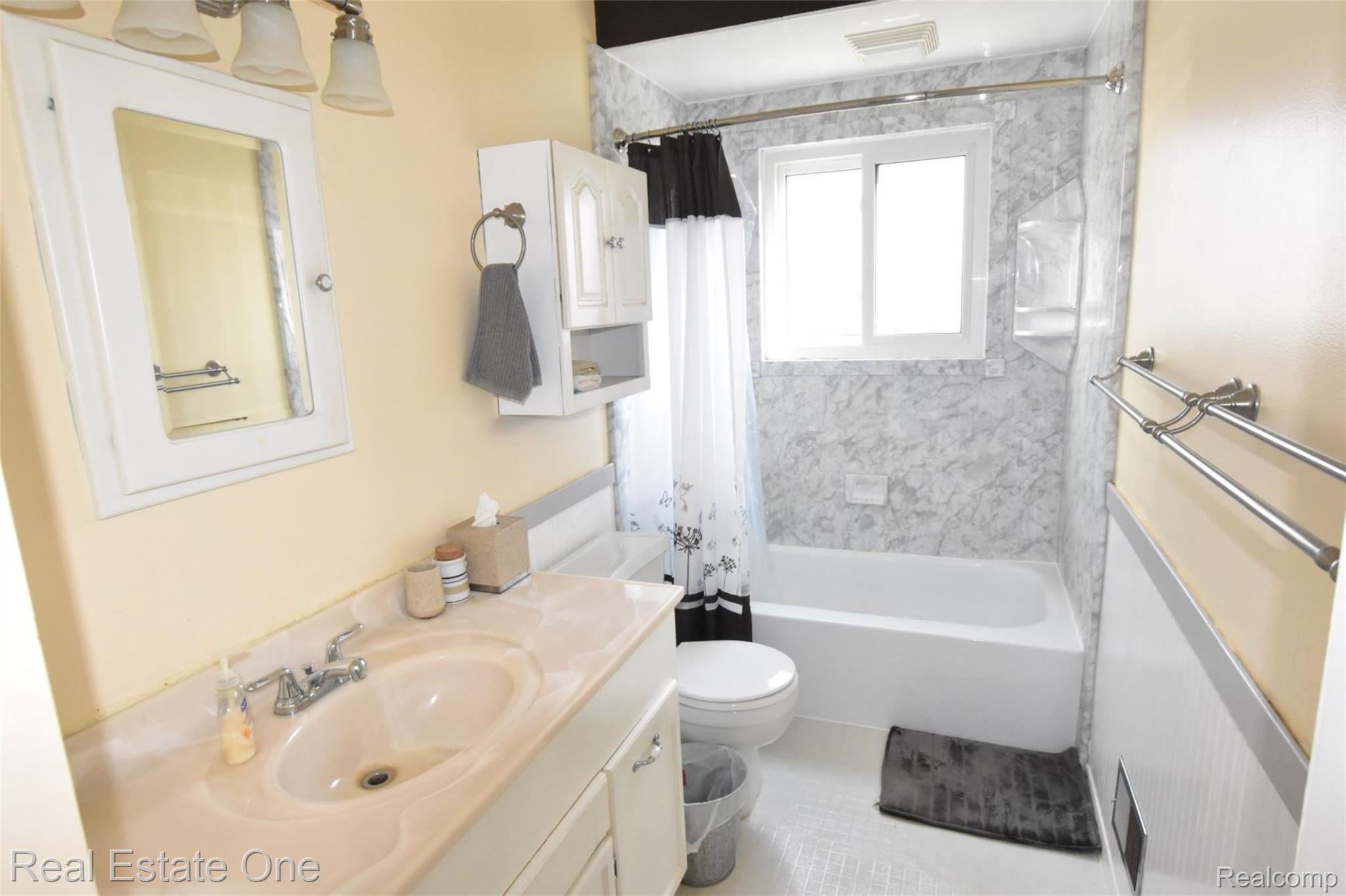 1626 Remsing Street Hartland, MI 48353 - Photo 8 of 17 Bathroom