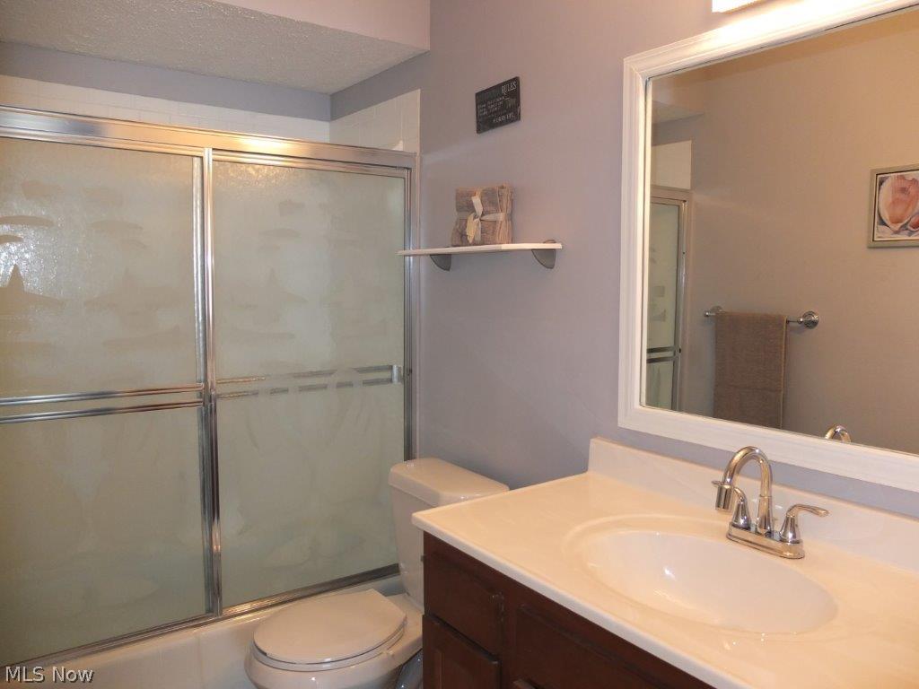 3262 Boyne Road Barberton, OH 44203 - Photo 11 of 20 Updated full bath