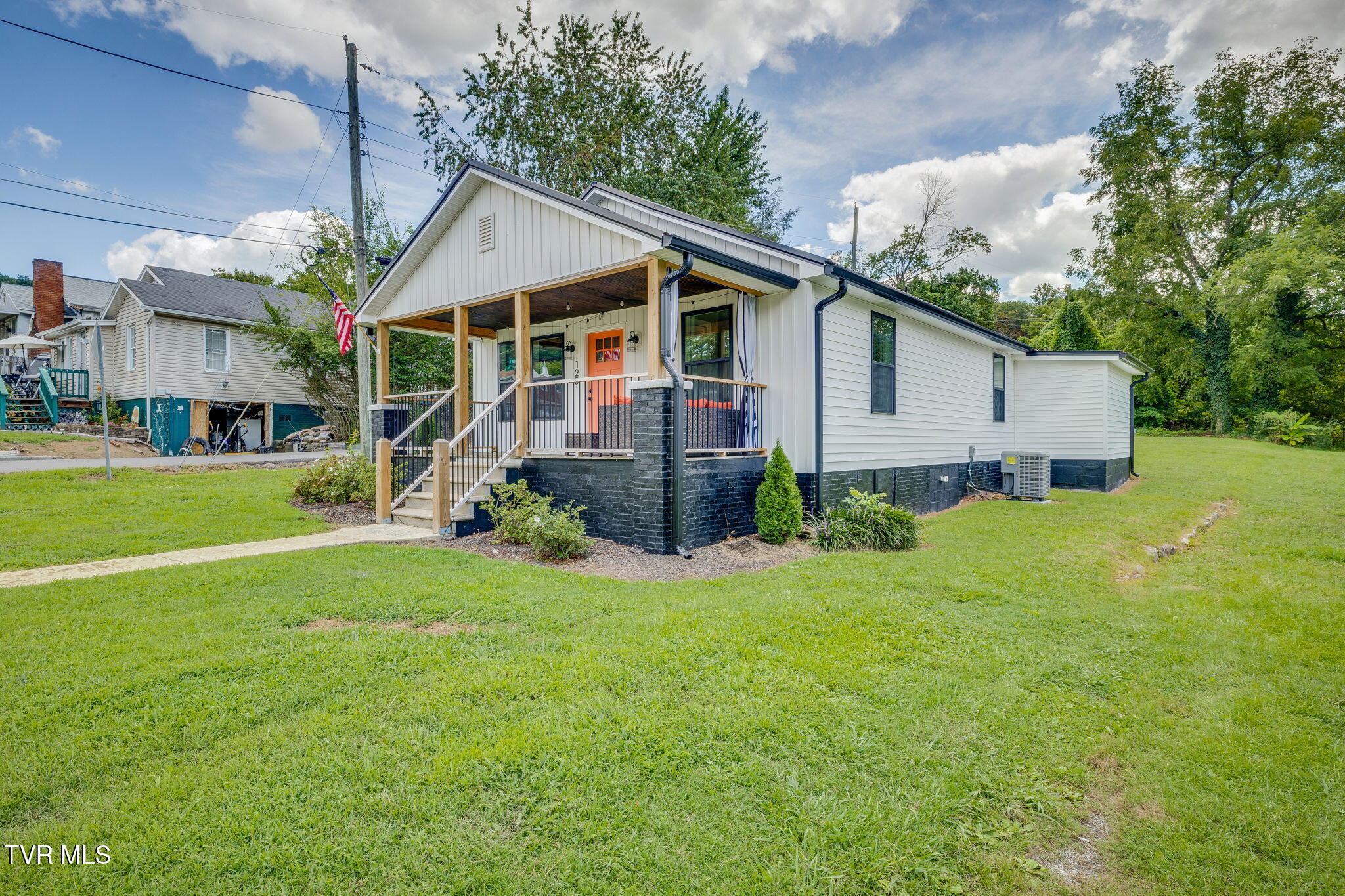 128 Gravely Road Kingsport, TN 37665 - Photo 2 of 33 002 (5)