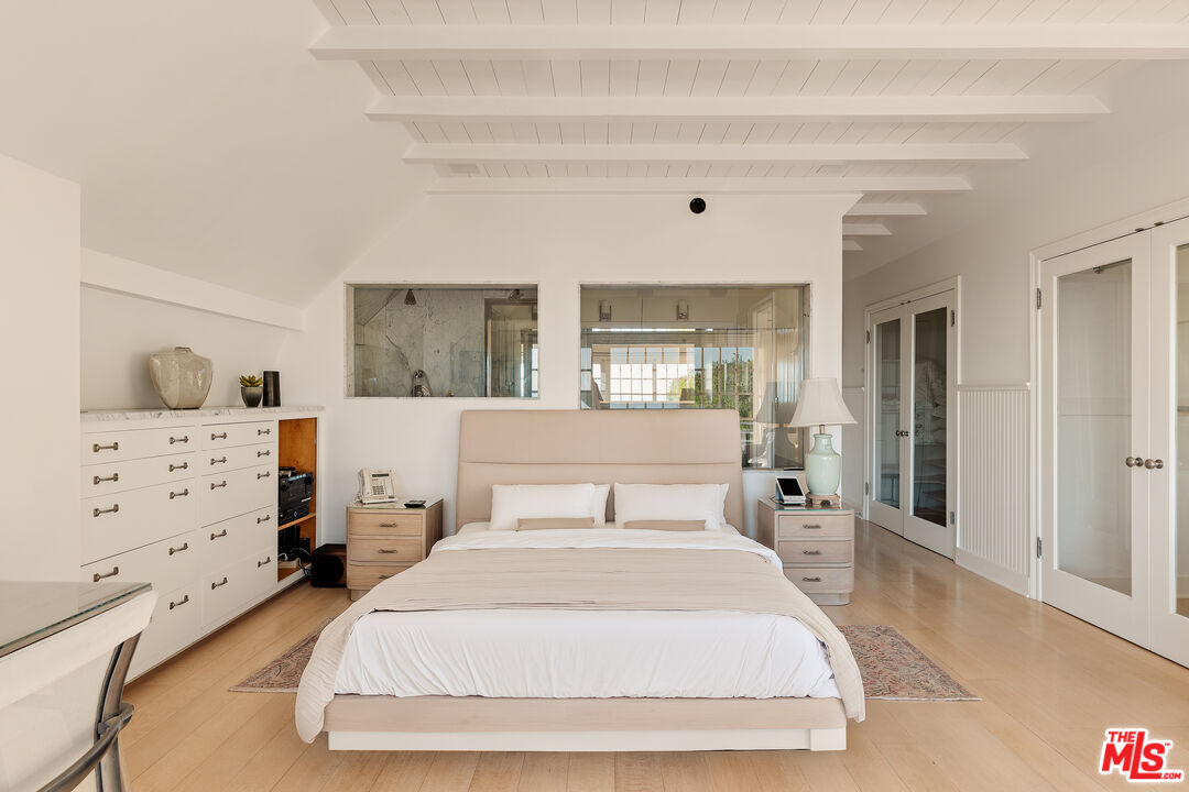 501 Palisades Beach Road Santa Monica, CA 90402 - Photo 23 of 29 a bedroom with a bed and lamp