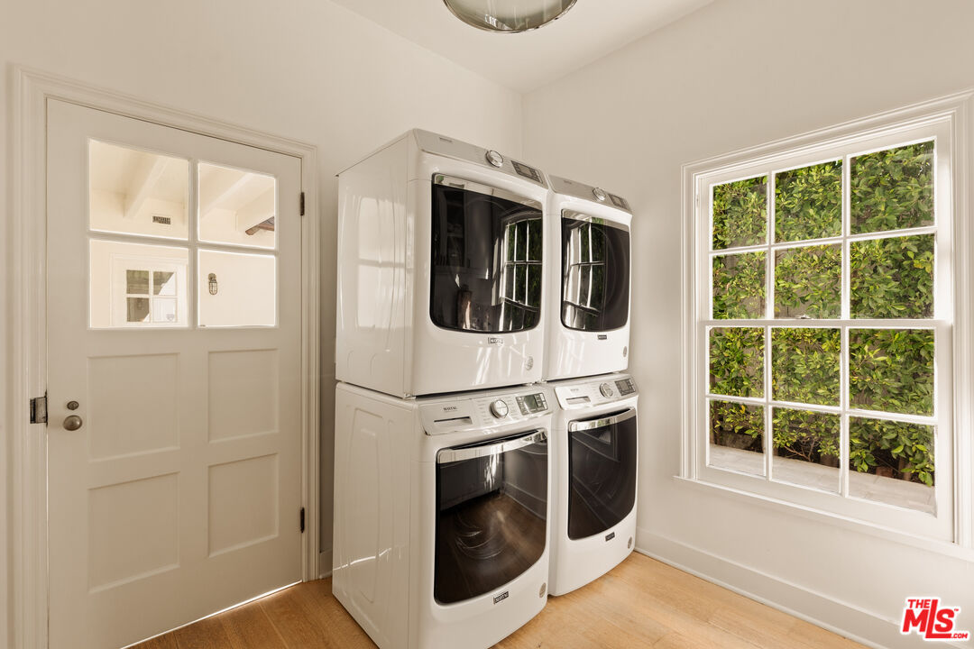 501 Palisades Beach Road Santa Monica, CA 90402 - Photo 26 of 29 a utility room with dryer and washer