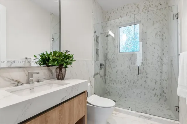 $9,495,000 | 6080 Southwest 104th Street, Pinecrest, FL 33156