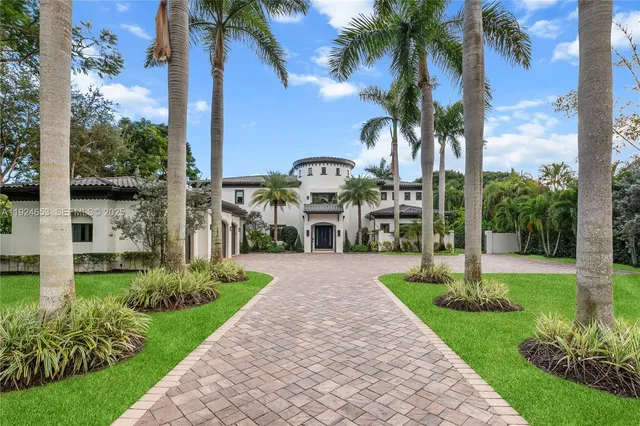 $9,495,000 | 6080 Southwest 104th Street, Pinecrest, FL 33156