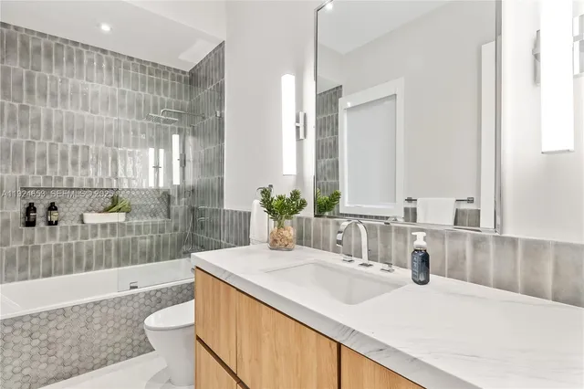 $9,495,000 | 6080 Southwest 104th Street, Pinecrest, FL 33156