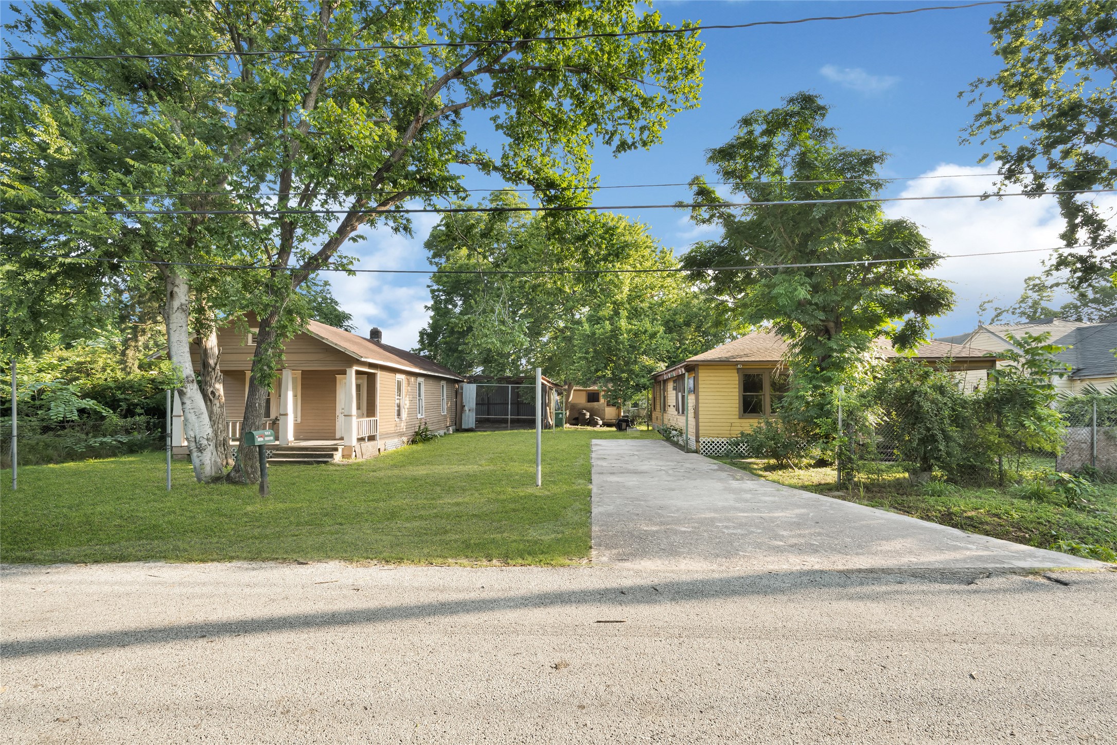 7305 Tremper Street Houston, TX 77020 - Photo 1 of 28 front view of a house with a yard