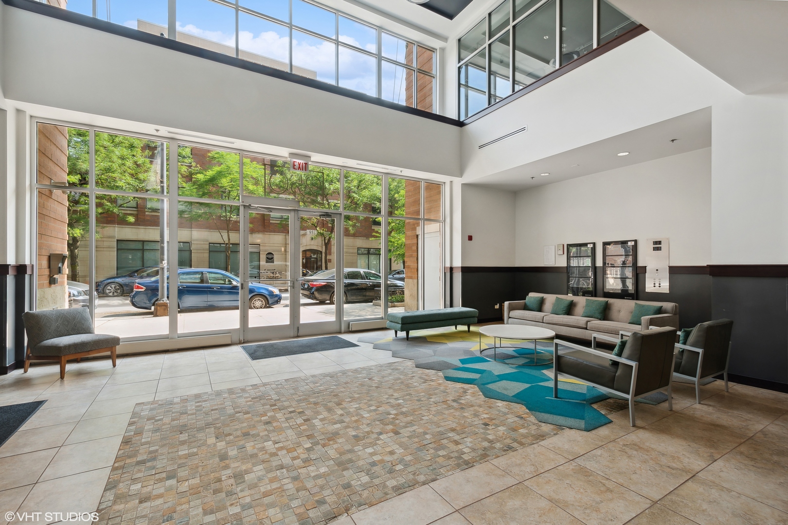 950 West Monroe Street, Unit 602 Chicago, IL 60607 - Photo 2 of 14 a living room with furniture and a large window