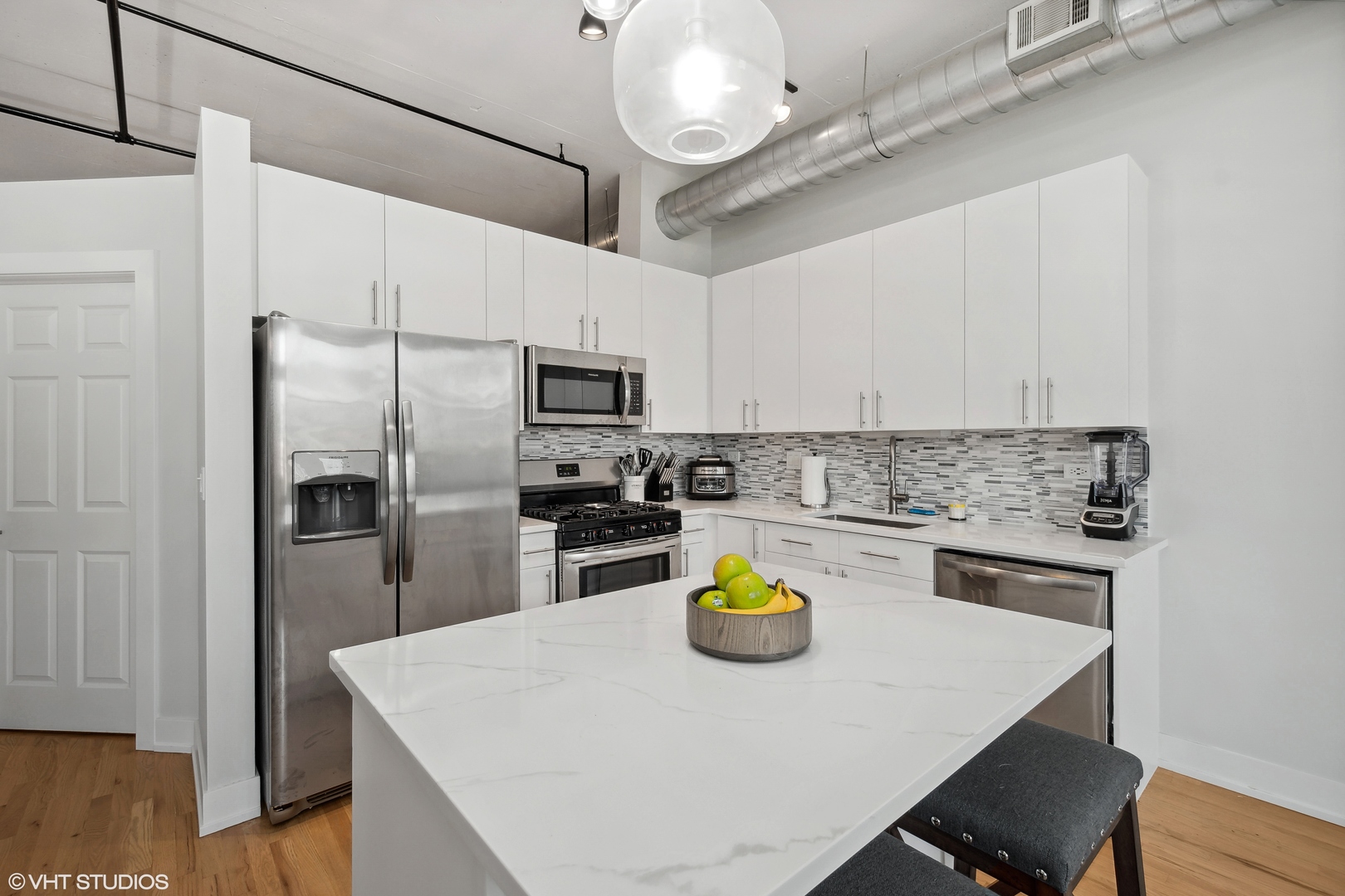 950 West Monroe Street, Unit 602 Chicago, IL 60607 - Photo 6 of 14 a kitchen with a appliances a refrigerator and microwave