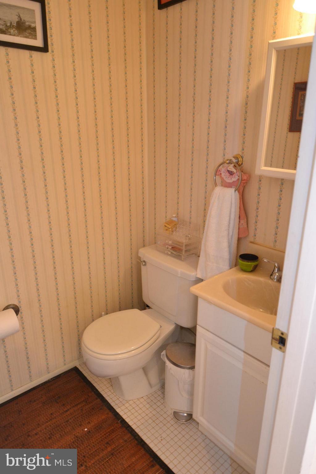 919 South Rolfe Street, Unit B Arlington, VA 22204 - Photo 9 of 23 Main floor half bath
