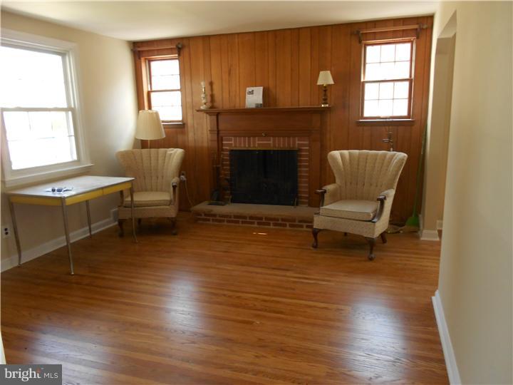 324 Hawarden Road Springfield, PA 19064 - Photo 3 of 23 Living Room