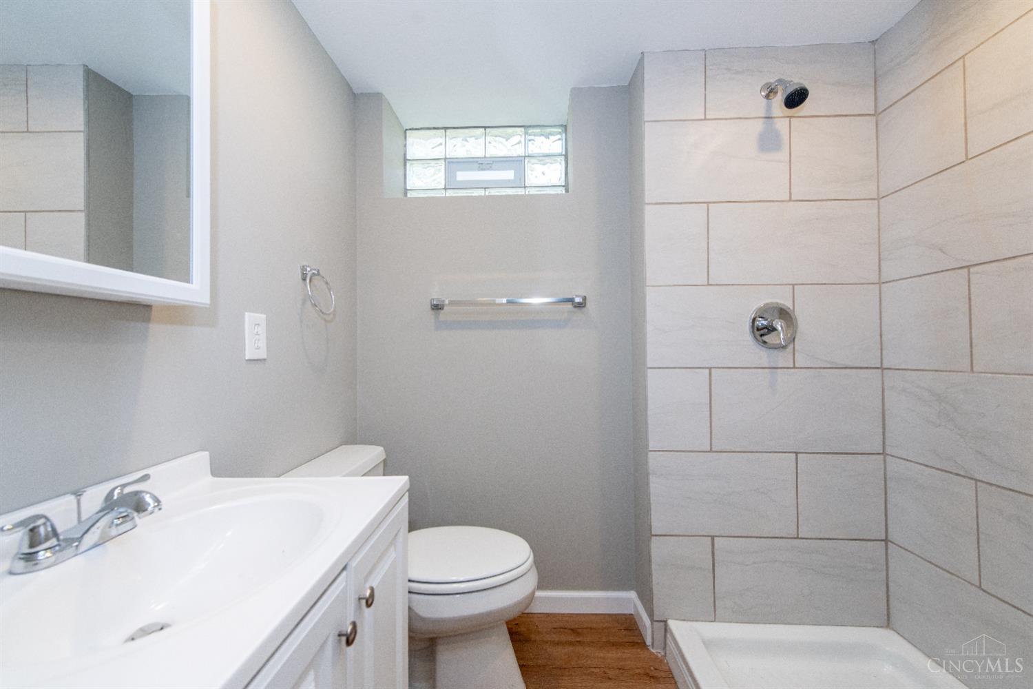4265 Hutchinson Road Cincinnati, OH 45248 - Photo 33 of 46 Lower level full bath.