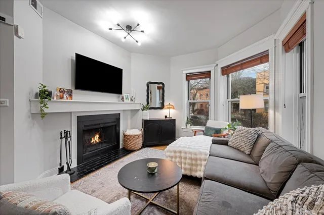 $3,300 | 1023 West Dakin Street, Unit 1W, Chicago, IL 60613