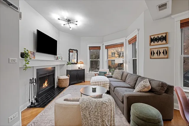 $3,300 | 1023 West Dakin Street, Unit 1W, Chicago, IL 60613