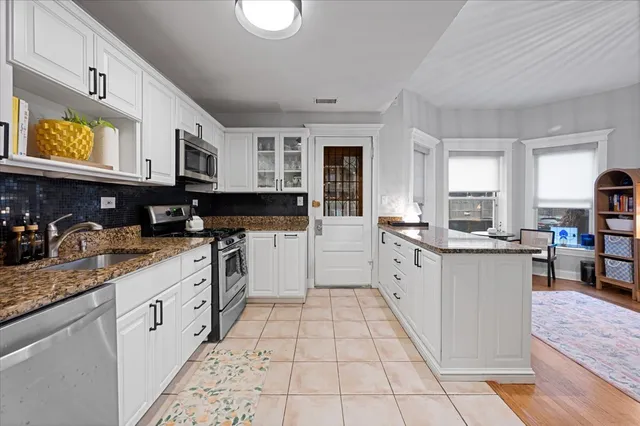 $3,300 | 1023 West Dakin Street, Unit 1W, Chicago, IL 60613