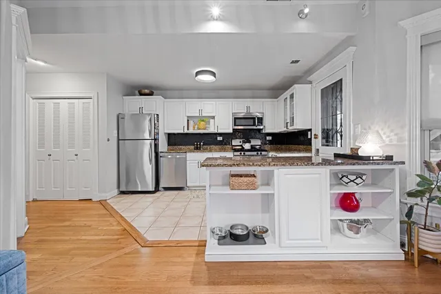 $3,300 | 1023 West Dakin Street, Unit 1W, Chicago, IL 60613