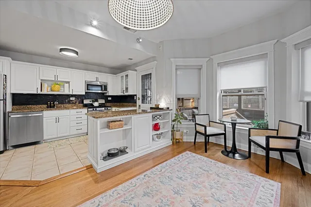 $3,300 | 1023 West Dakin Street, Unit 1W, Chicago, IL 60613