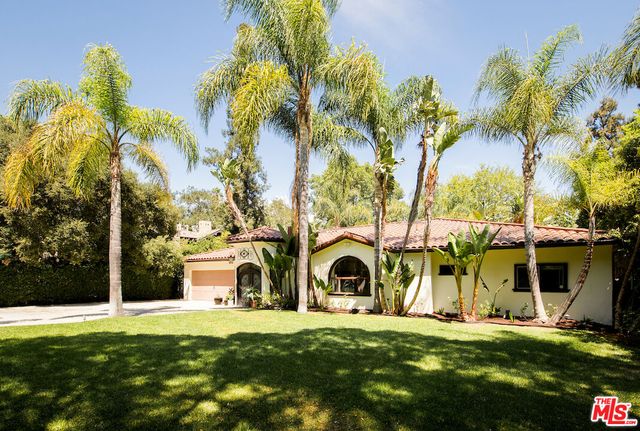 a view of a house with yard and entertaining space