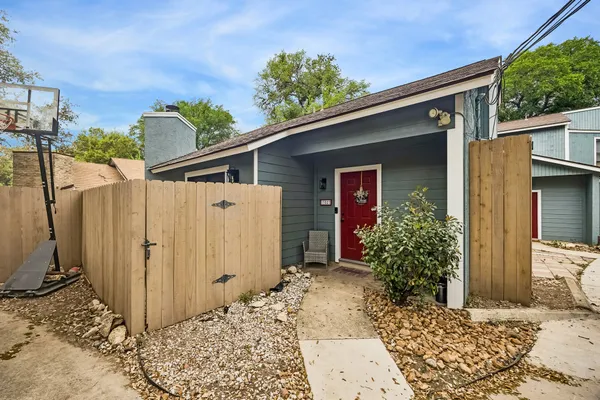a view of a house with backyard