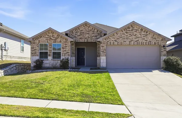a view of a house with backyard