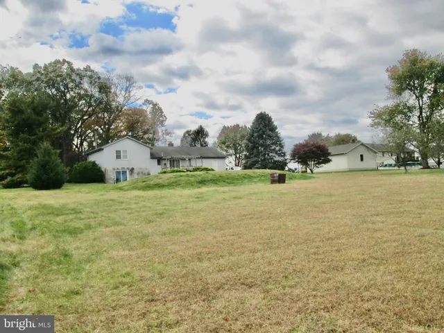 a swimming pool that is in the middle of a yard