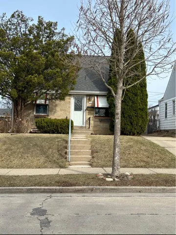 $215,000 | 2104 South 98th Street, West Allis, WI 53227
