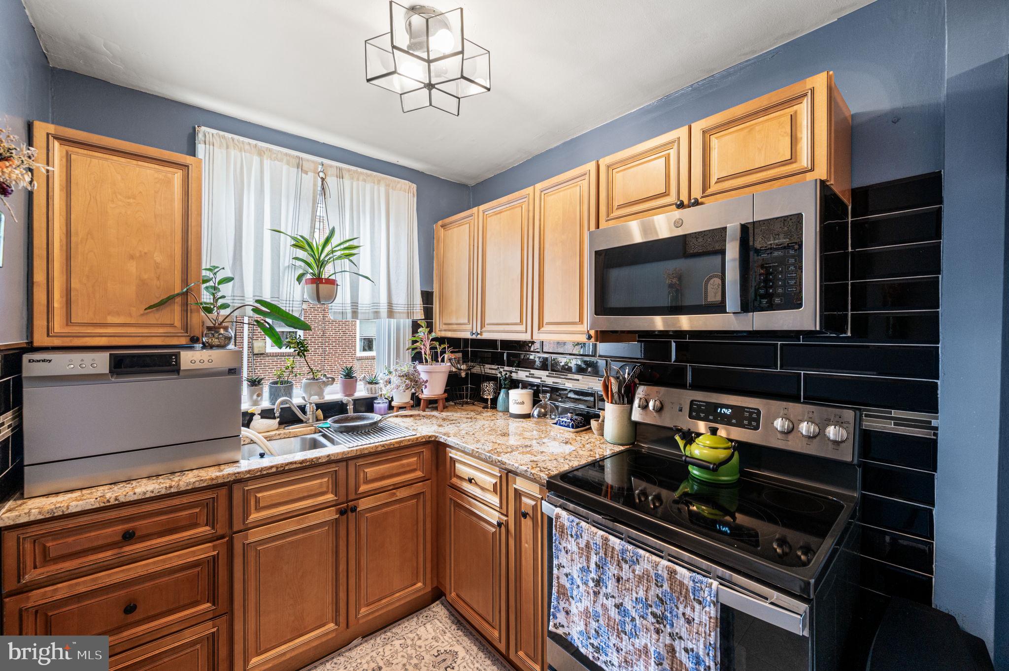 828 Derwyn Road Drexel Hill, PA 19026 - Photo 6 of 25