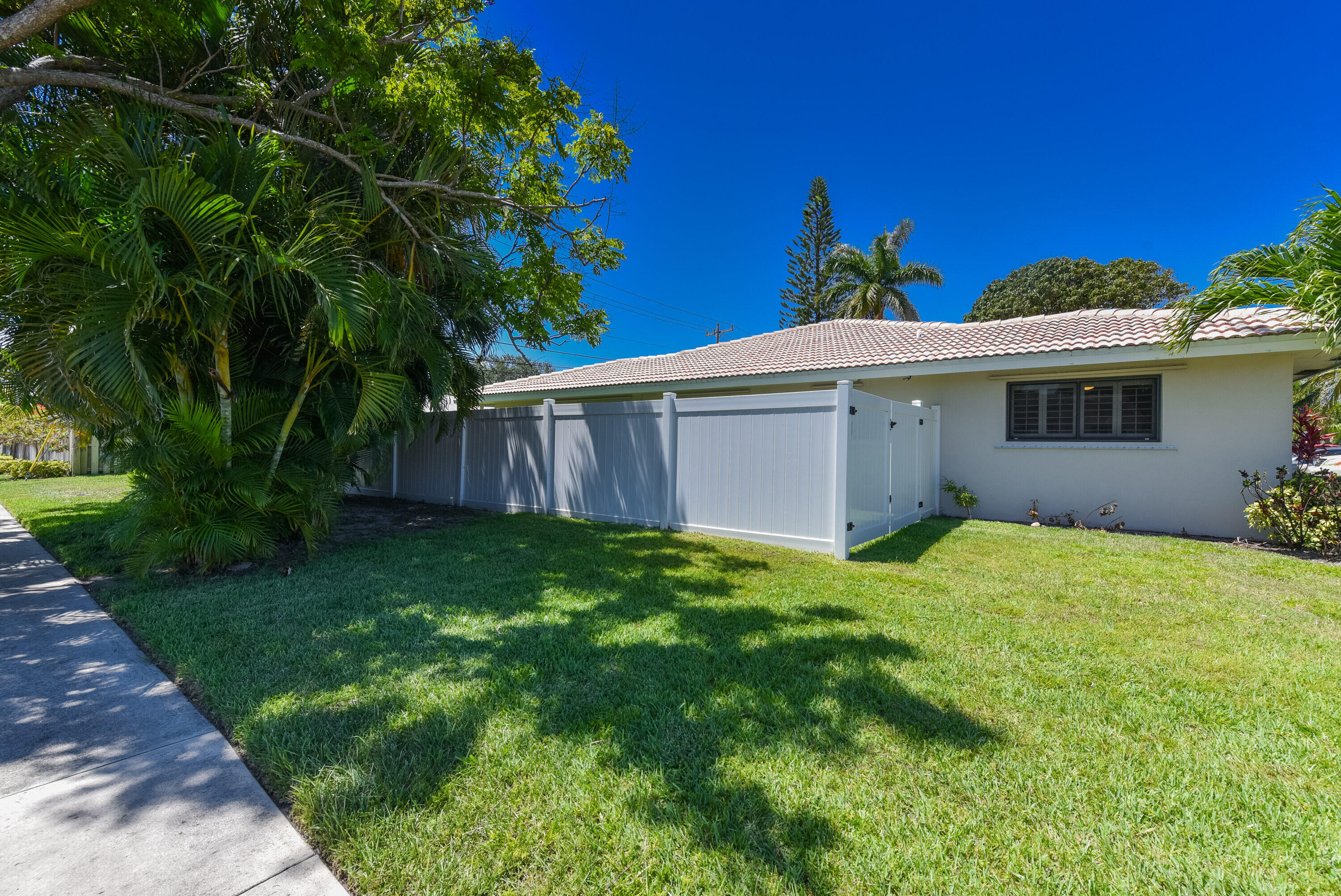 1399 Southwest 12th Avenue Boca Raton, FL 33486 - Photo 4 of 35 Side