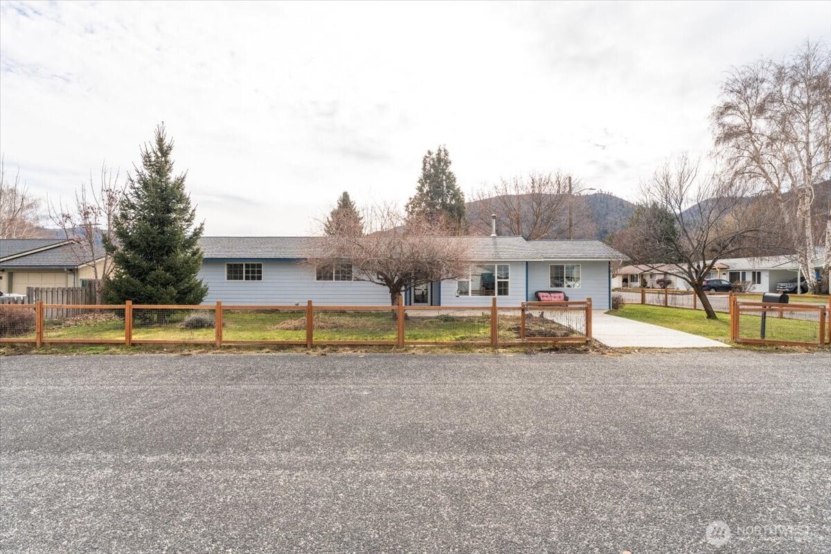 902 Ivy Avenue Cashmere, WA 98815 - Photo 2 of 32