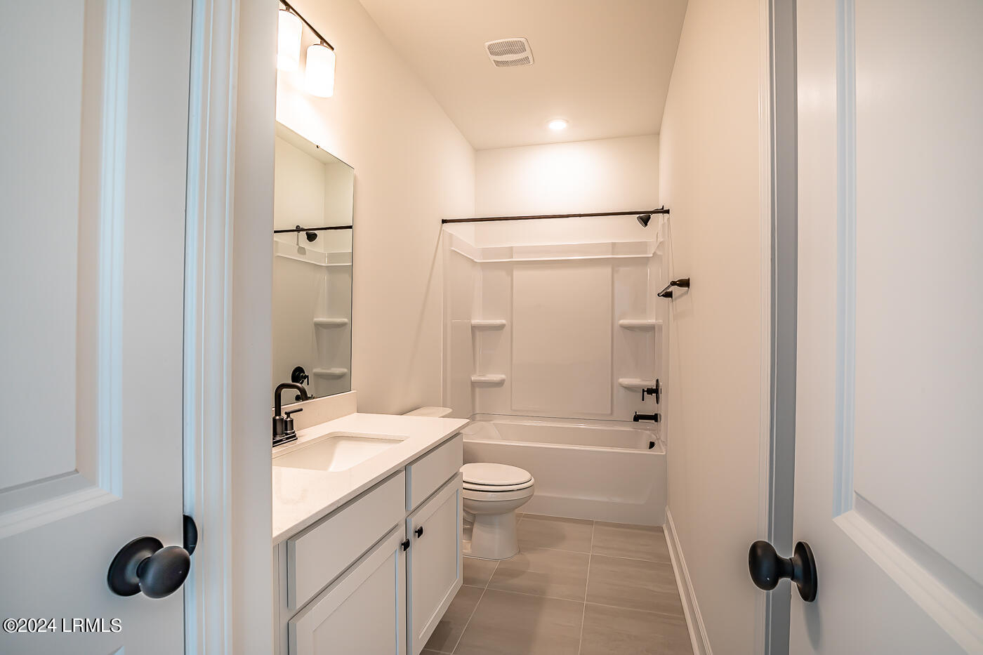 246 Weathersbee Street Ridgeland, SC 29936 - Photo 35 of 43 34 Ensuite bath