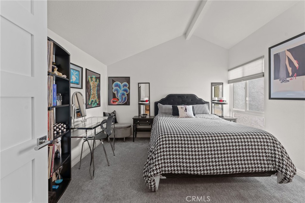 12720 Newport Avenue, Unit 18 Tustin, CA 92780 - Photo 22 of 37 a bedroom with a bed and lamp