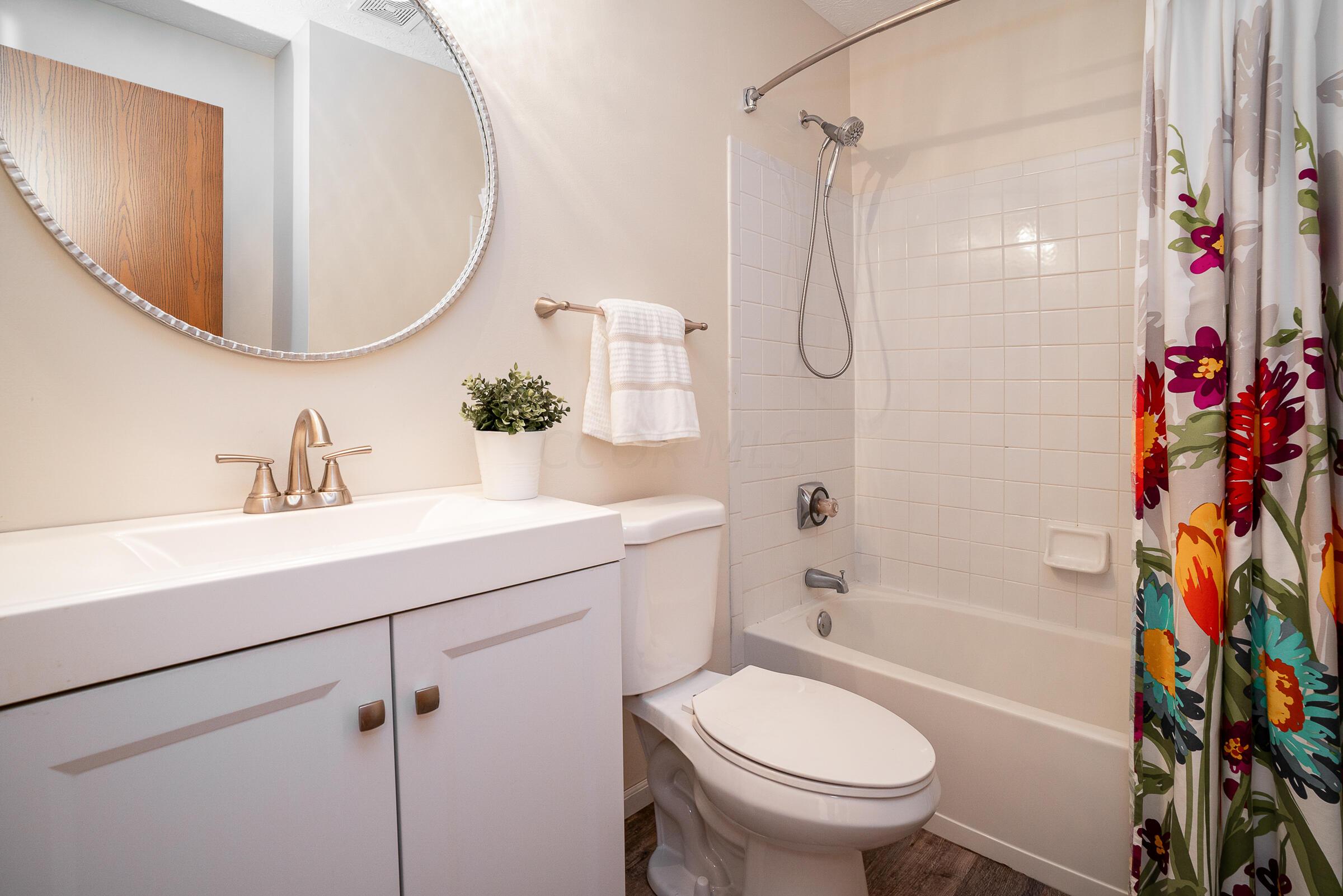 2135 Tonda Lane Grove City, OH 43123 - Photo 26 of 37 Full bathroom