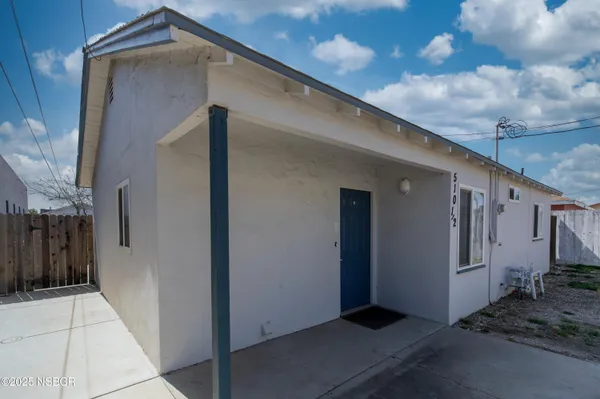 a view of a house with backyard