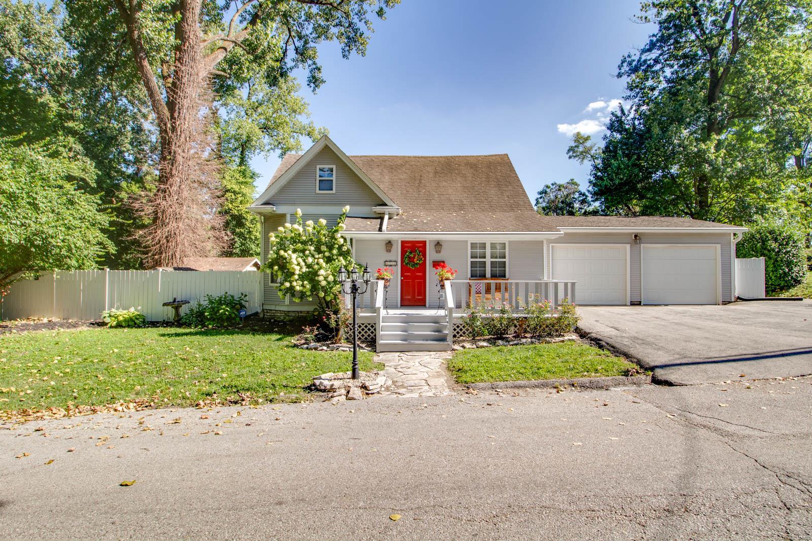611 Division Street Alton, IL 62002 - Photo 1 of 59 Gallery Image 1
