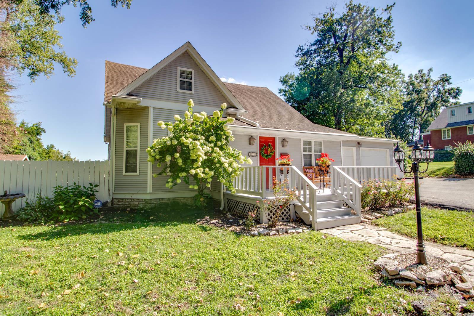 611 Division Street Alton, IL 62002 - Photo 2 of 59 Gallery Image 2