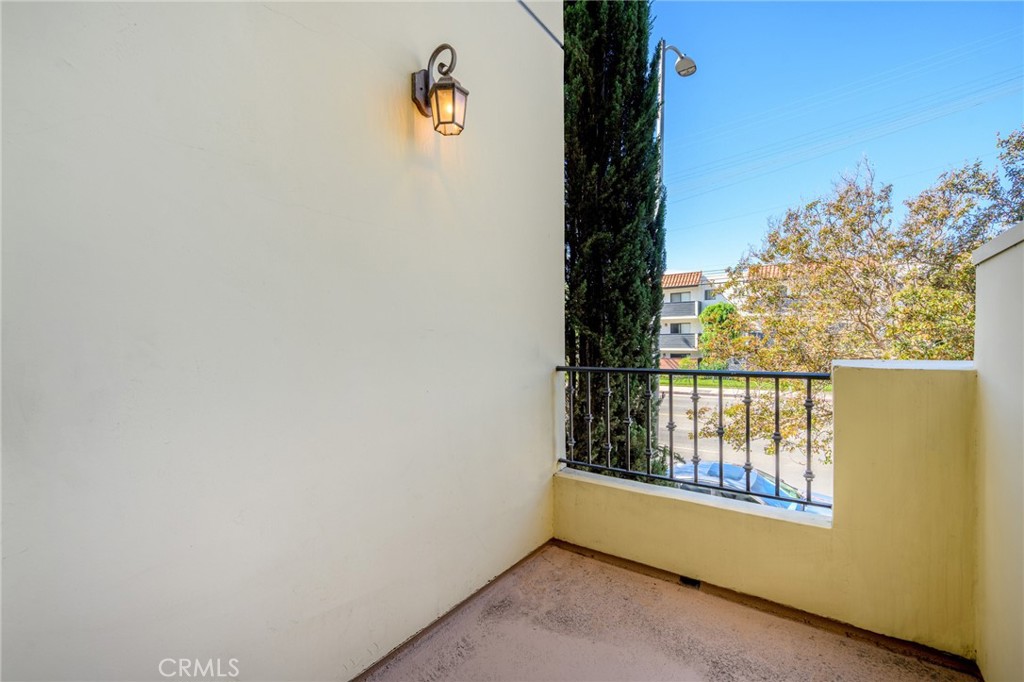 6938 Laurel Canyon Boulevard, Unit 101 North Hollywood, CA 91605 - Photo 17 of 32 a view of an empty room and window