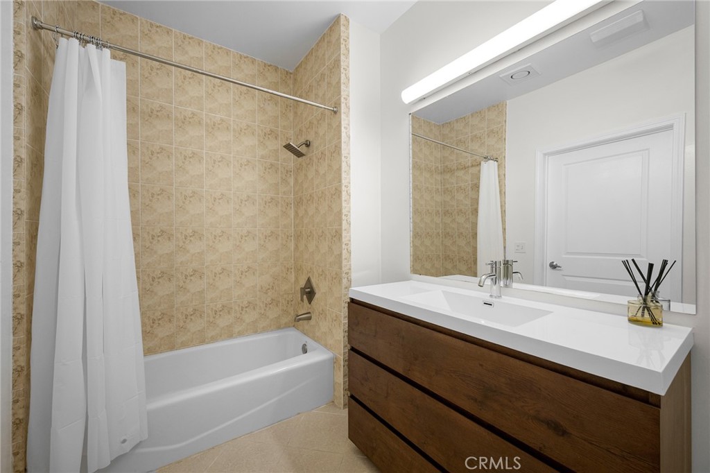 6938 Laurel Canyon Boulevard, Unit 101 North Hollywood, CA 91605 - Photo 20 of 32 a bathroom with a sink and a bathtub