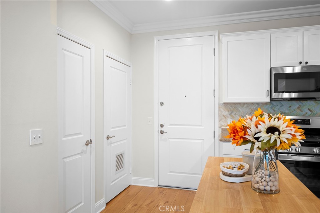 6938 Laurel Canyon Boulevard, Unit 101 North Hollywood, CA 91605 - Photo 4 of 32 a view of a entryway of the house